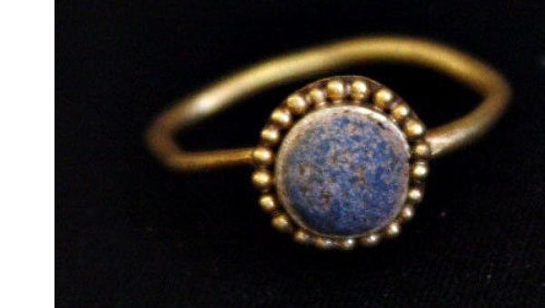 Античный золотой перстень с разомкнутой дужкой, зерненным щитком и вставкой из голубой пасты