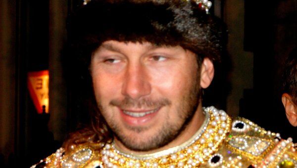 Чичваркин в костюме царя просил конфеты у посольства России в Лондоне
