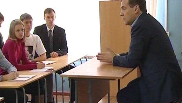 Медведев рассказал студентам, как изучал информатику без компьютера