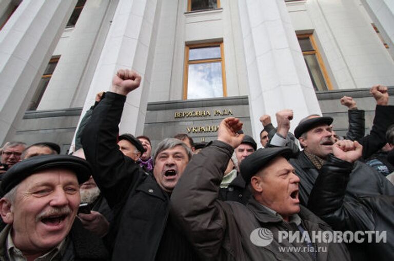 В Киеве чернобыльцы штурмуют Верховную Раду