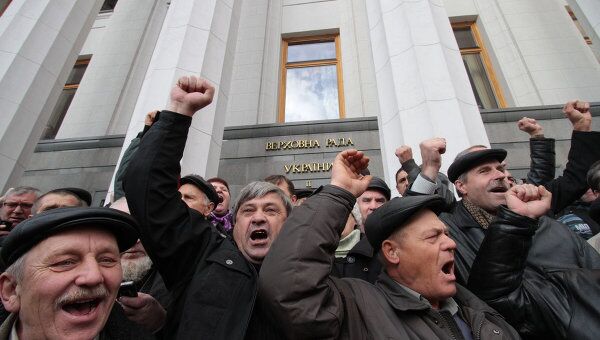 В Киеве чернобыльцы штурмуют Верховную Раду