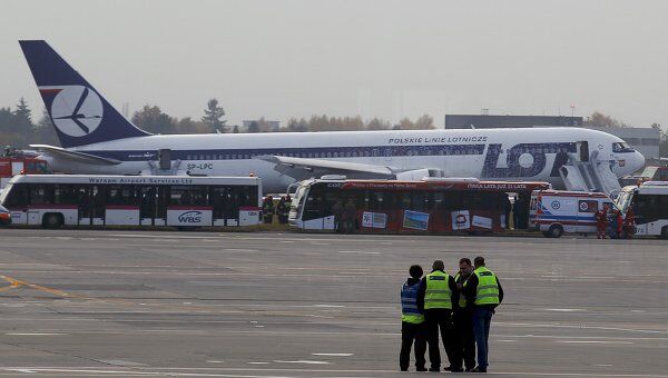 Самолет польской национальной авиакомпании LOT аварийно сел в международном аэропорту Варшавы
