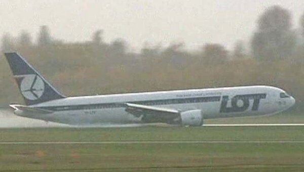 Боинг-767 совершил аварийную посадку без шасси. Видео с места ЧП