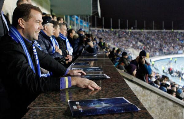 Дмитрий Медведев приехал на матч футбольной Лиги чемпионов между петербургским Зенитом и донецким Шахтером.