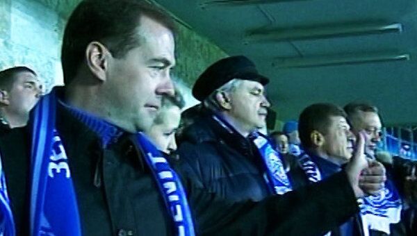 Медведев в шарфе Зенита поболел за любимый клуб  
