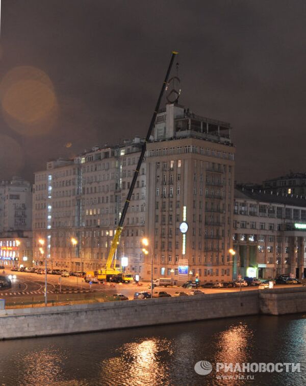 Демонтаж рекламного знака Мерседес с крыши Дома на набережной в Москве 