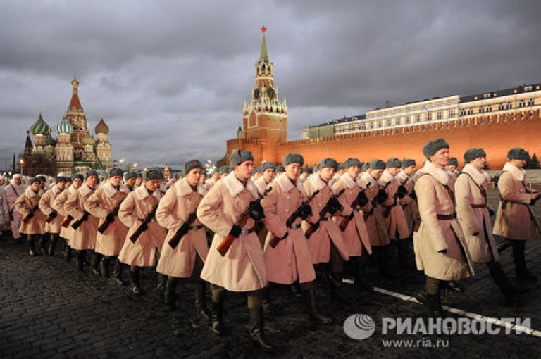 Репетиция торжественного марша в честь 70-й годовщины парада 7 ноября 1941 года