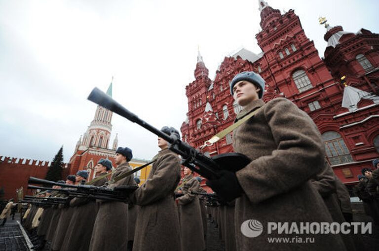 Репетиция торжественного марша в честь 70-й годовщины парада 7 ноября 1941 года