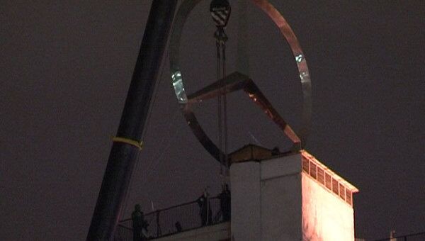 Знак Mercedes сняли с Дома на набережной с помощью 72-метрового крана