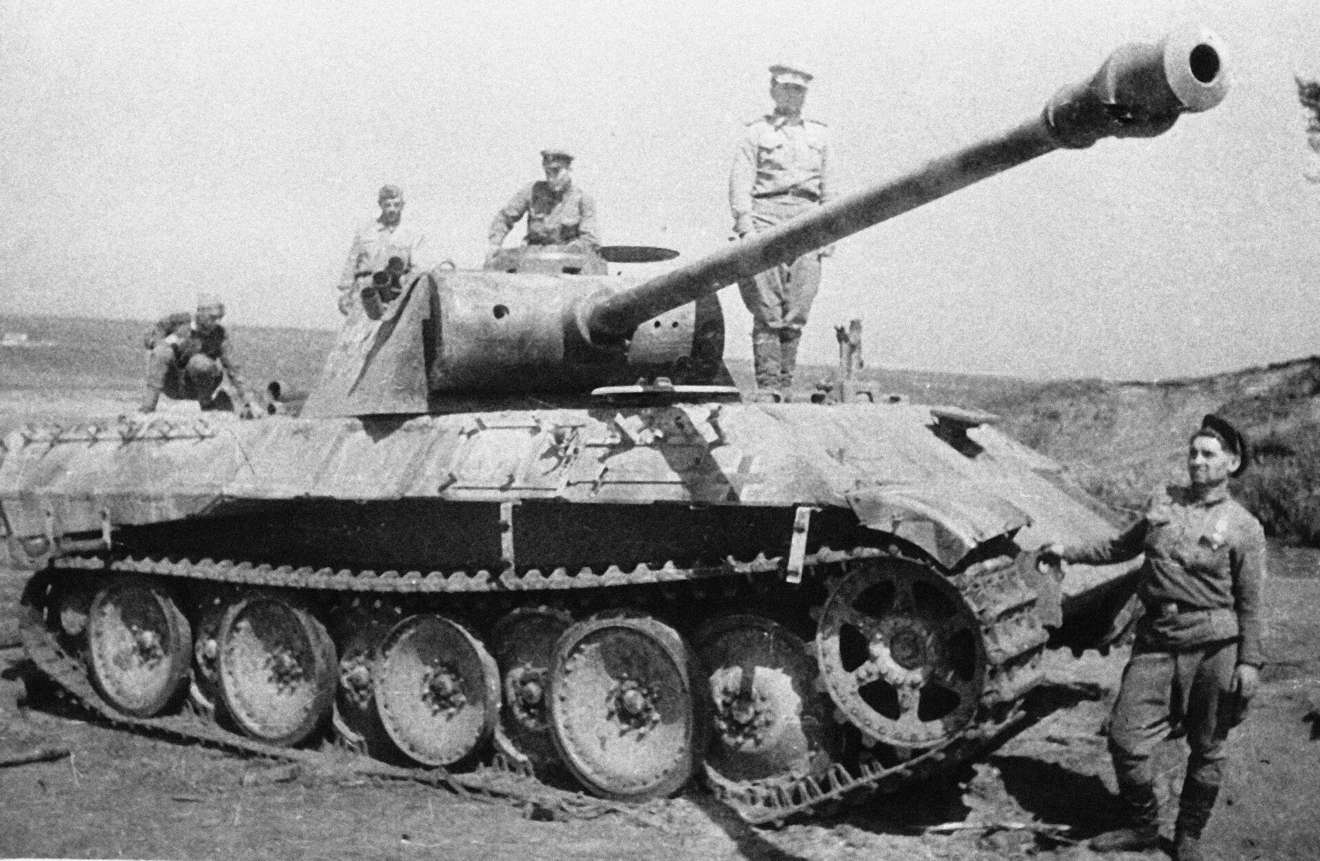 Советские воины рассматривают немецкий танк - РИА Новости, 1920, 16.09.2020