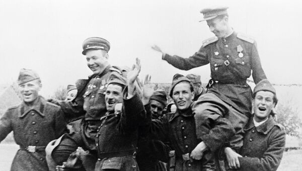 Солдаты в День Победы над фашистской Германией