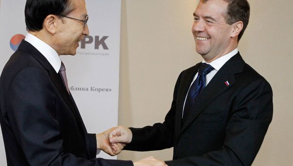 Президент РФ Дмитрий Медведев и президент Южной Кореи Ли Мен Бак на заседании форума Диалог Россия - Республика Корея