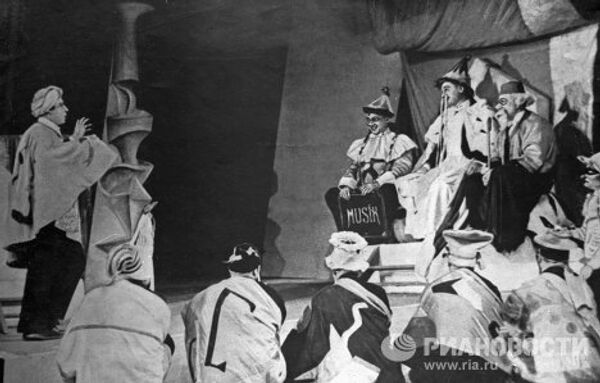Артисты театра Вахтангова в сцене из спектакля Принцесса Турандот (1922)