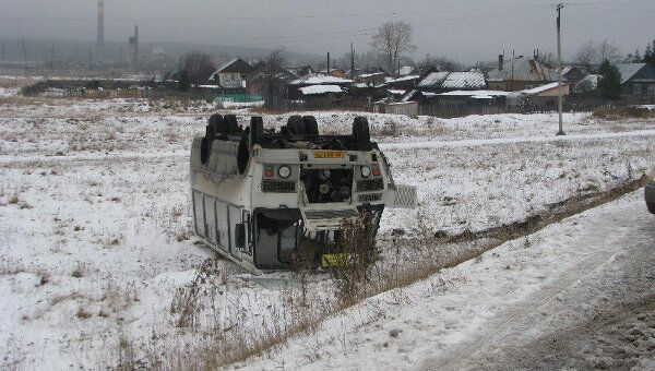 Пассажирский автобус перевернулся в Челябинской области