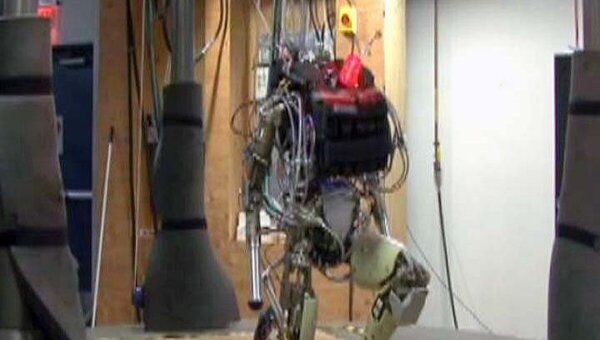 Безголовый робот-солдат умеет бегать, отжиматься и потеть