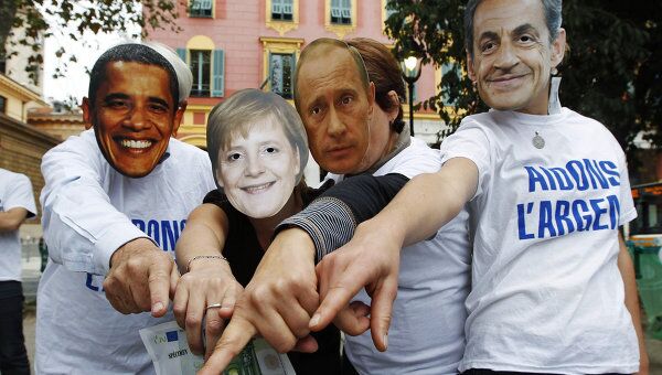  Демонстранты в масках лидеров стран G-20 на акции протеста в Ницце
