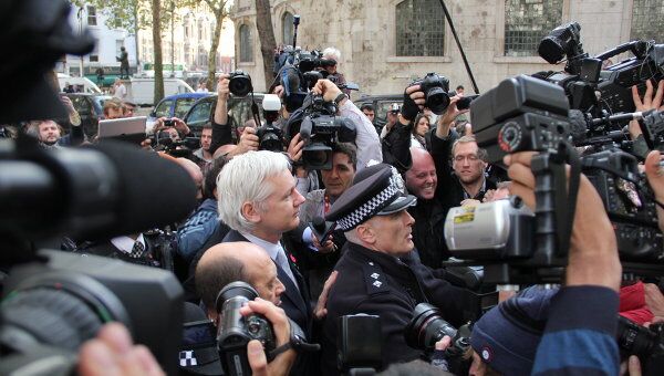 Джулиан Ассанж выходит из здания Высокого суда в Лондоне 