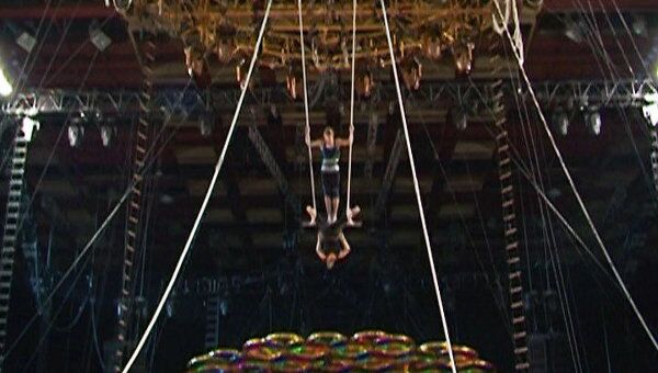 Артисты Cirque du Soleil показали трюки в воздухе на репетиции шоу