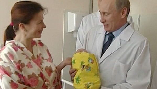 Путин взял на руки 7-миллиардного жителя Земли