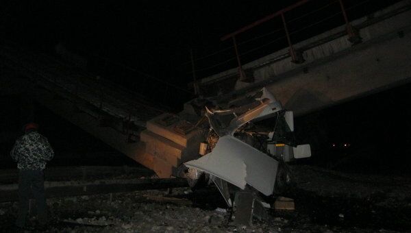 Неэксплуатируемый железнодорожный мост обрушился на автотрассу Екатеринбург-Пермь после ДТП