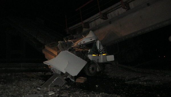 Неэксплуатируемый железнодорожный мост обрушился на автотрассу Екатеринбург-Пермь после ДТП