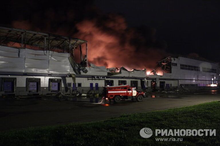 Пожар на складе автозапчастей в подмосковном поселке Томилино