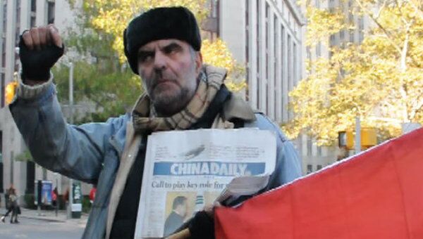  Американец в шапке-ушанке требует свободы для Бута у здания суда 