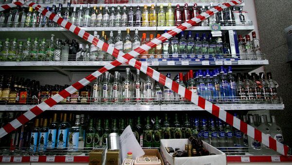 Витрина с алкогольной продукцией в супермаркете. Архив