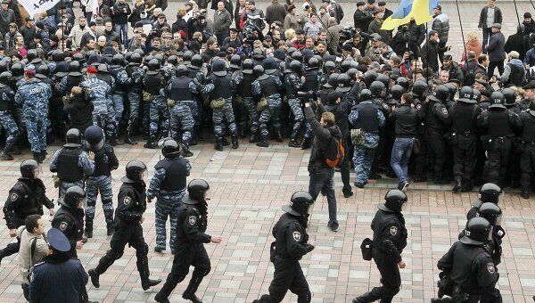 Протестующие перед зданием Украинского Парламента в Киеве