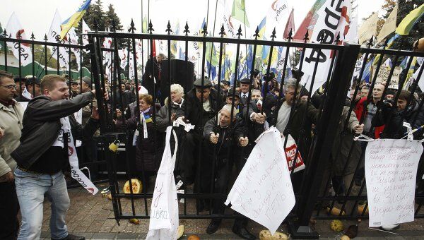 Протестующие перед зданием Украинского Парламента в Киеве