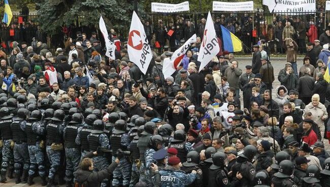 Протестующие перед зданием Украинского Парламента в Киеве