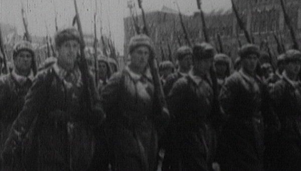 С Красной площади на фронт. Кадры исторического парада 7 ноября 1941 года
