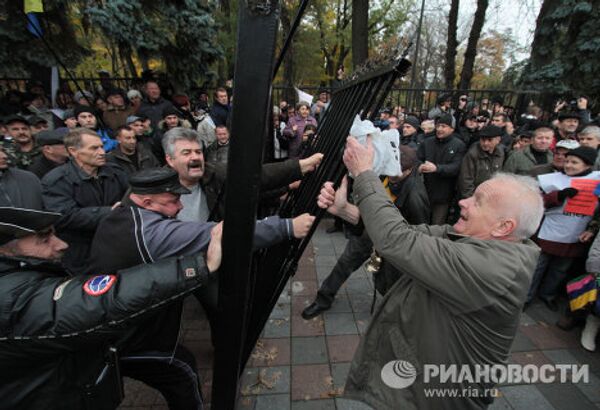 Митинг с требованием не допустить отмены льгот на Украине