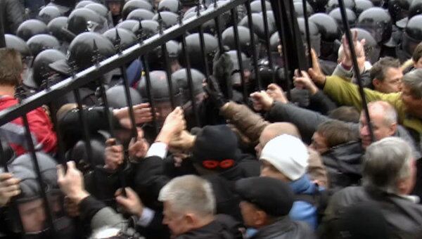 Бойцы Беркута оттеснили митингующих от здания парламента Украины