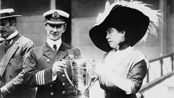 Одна из пассажирок Титаника Маргарет Браун за спасение пассажиров вручает наградной кубок капитану ”Карпатии” Артуру Генри Рострону