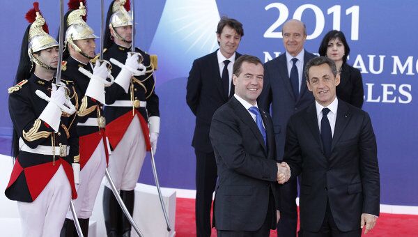 Президент Франции Николя Саркози встретил президента России Дмитрия Медведева (справа налево) у входа во Дворец фестивалей и конгрессов, где пройдут сессии рабочего заседания глав государств и правительств стран группы 20