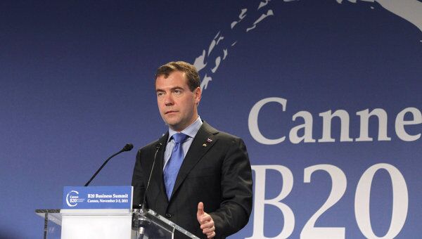 Президент РФ Дмитрий Медведев выступает на бизнес-форуме группы двадцати, который проходит во французском Канне