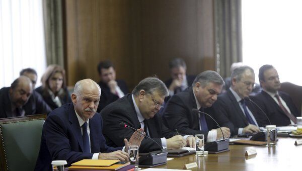 Премьер-министр Греции Йоргос Папандреу во время экстренного заседания кабинета министров