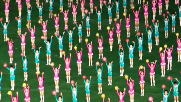 Тысячи участников шоу Ариран рассказывают историю КНДР в вихре танца