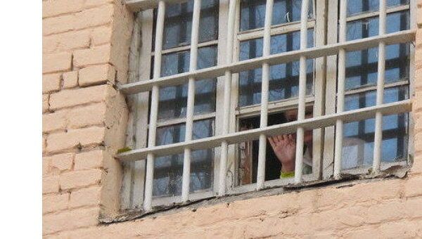 Юлия Тимошенко в окне камеры СИЗО. Архив 