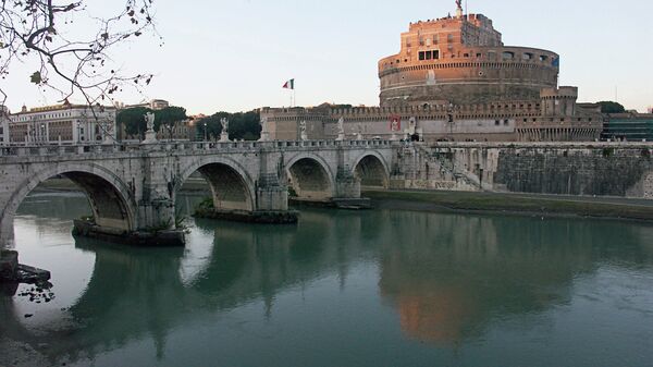 Мост Сан Анджело через реку Тибр в Риме. Архивное фото