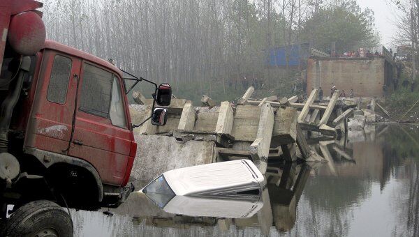 Четыре автомобиля упали в реку из-за обрушения моста в Китае