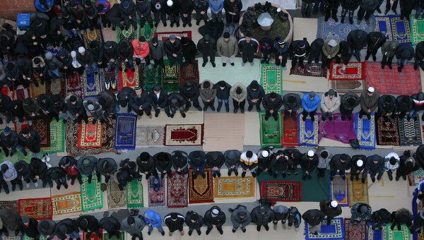 Мусульмане во время молитвы в день праздника жертвоприношения Курбан-Байрам в соборной мечети Новосибирска