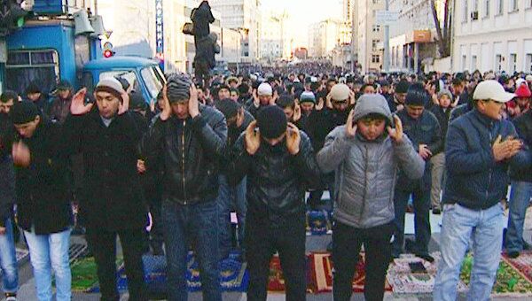 Тысячи мусульман перекрыли Садовое кольцо после праздничного намаза 