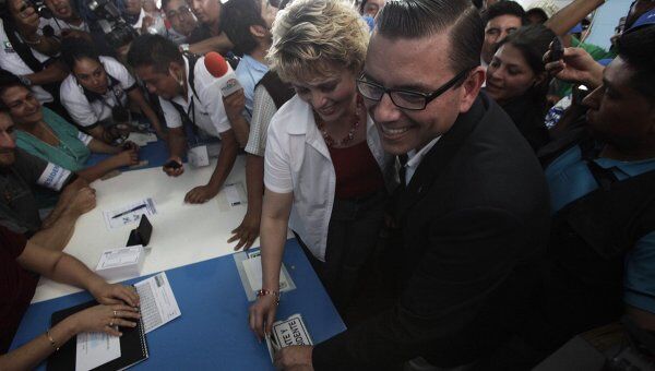 Кандидат в президенты Гватемалы Мануэль Бальдисон с супругой голосуют во втором туре выборов 