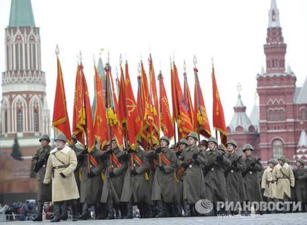 Шествие в честь 70-летней годовщины парада на Красной площади