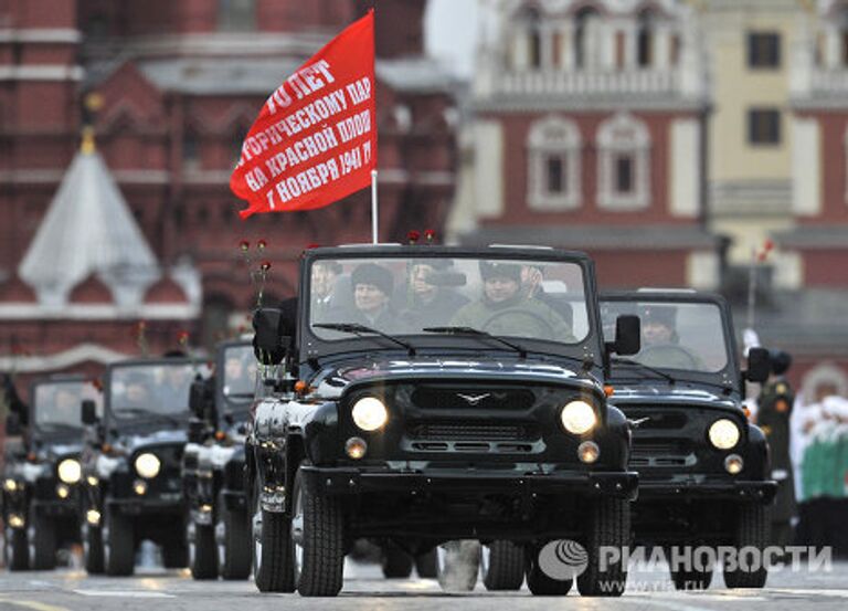 Шествие в честь 70-летней годовщины парада на Красной площади