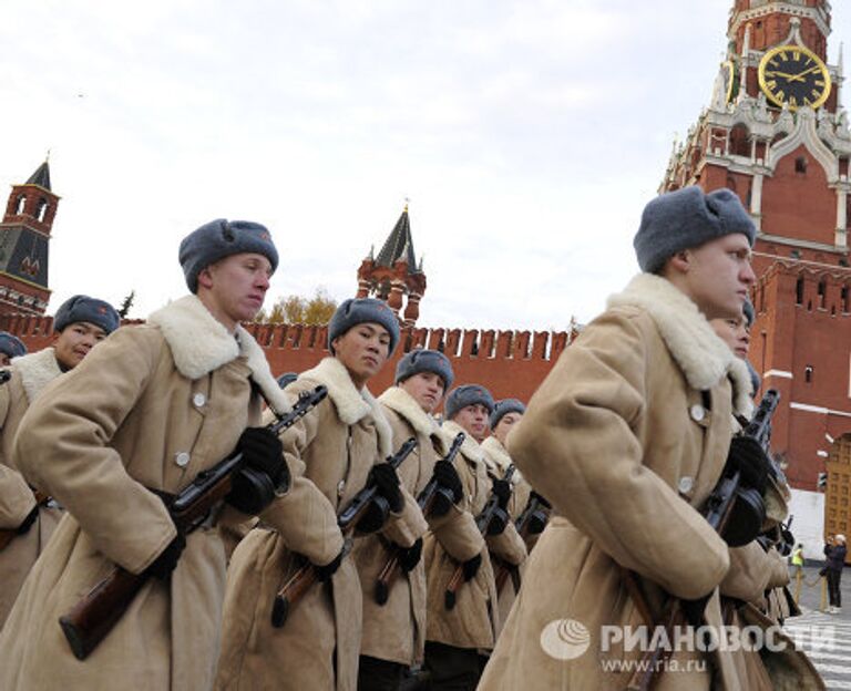 Шествие в честь 70-летней годовщины парада на Красной площади