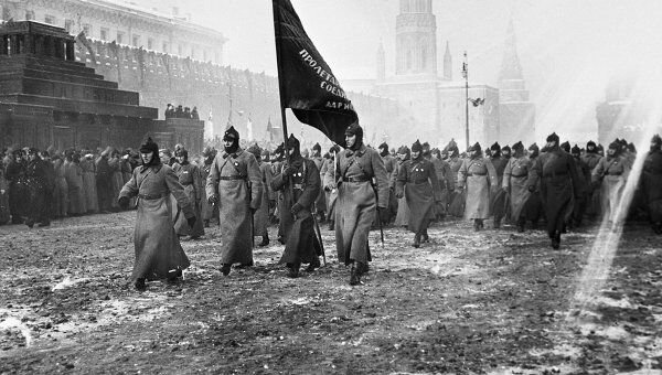 Участники военного парада на Красной площади в день празднования годовщины Октябрьской революции, архивное фото