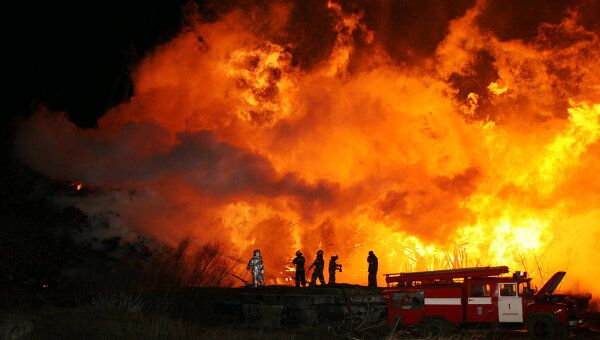Пожар полностью охватил склад древесины в речном порту Архангельска
